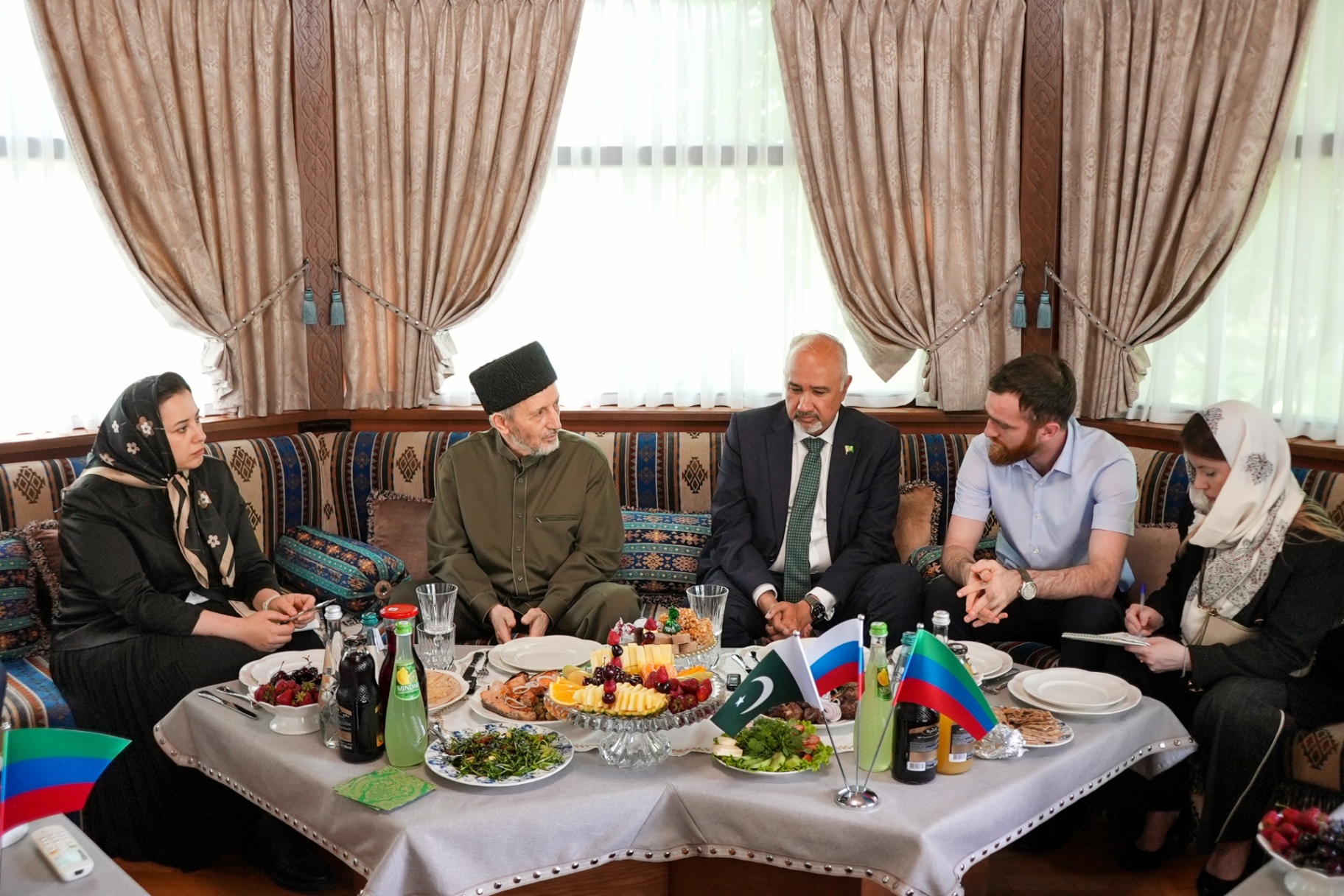 Темирлан Абуталимов и шейх Ахмад Афанди встретились с послом Пакистана в России Фейсалом Ниазом Тирмизи